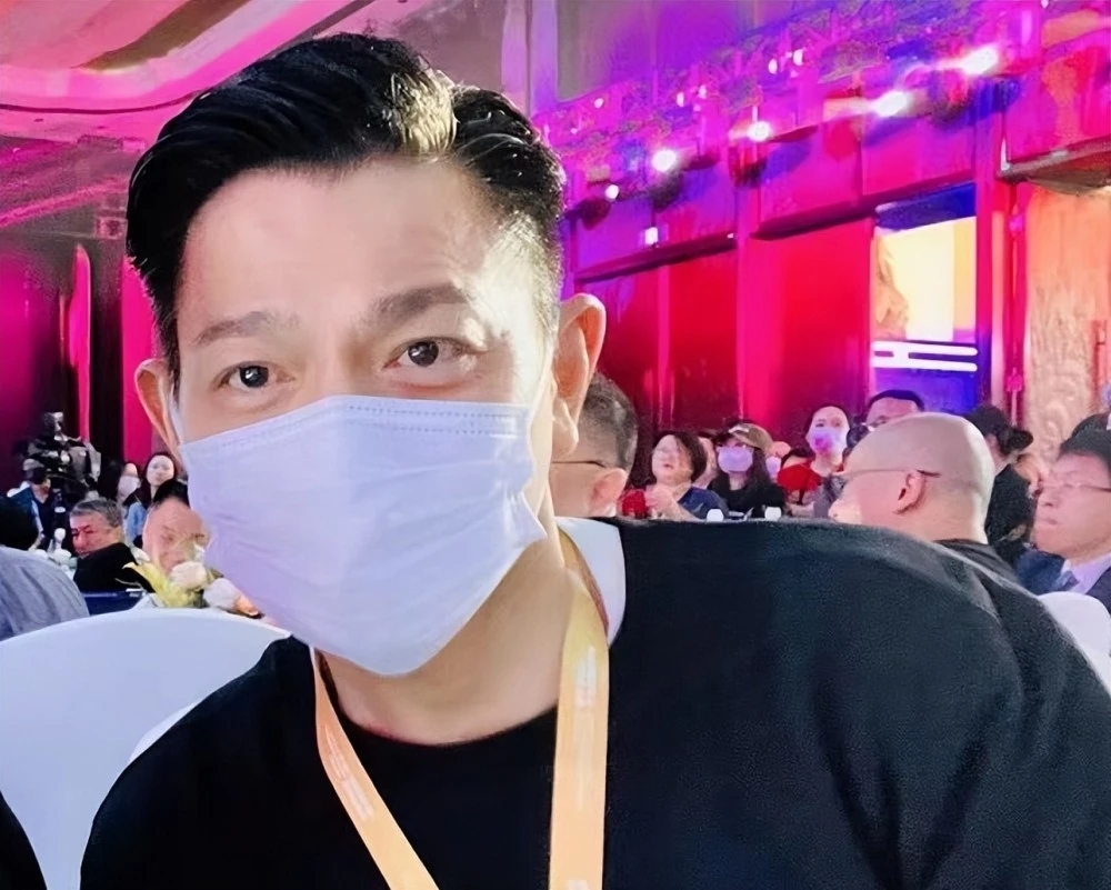 61岁的刘德华一个人坐高铁回家,带着大包小包排队上车,一点明星架子都没有