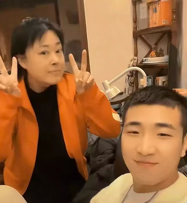 第一次婚姻出轨,第二次婚姻第三次婚姻,小鲜肉丑闻持续被粉丝追捧。李晶晶是无辜的吗?