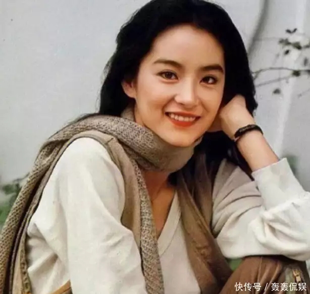 主持人窦文涛历经9段恋情依旧未婚,陪伴俞飞鸿20年甘做“绿叶”